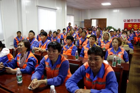 集團公司黨支部組織一線員工集中觀看《厲害了，我的國》